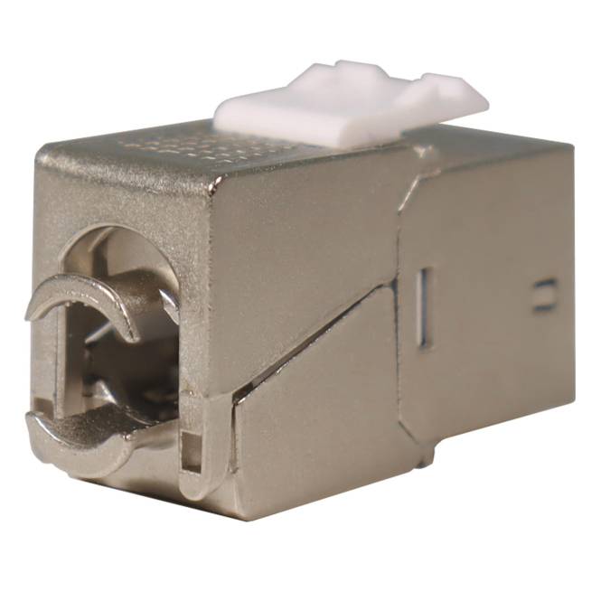 Eine Nahaufnahme eines metallisch abgeschirmten RJ45-Steckers mit einer Verriegelung oben, verwendet für Netzwerkkabelverbindungen.