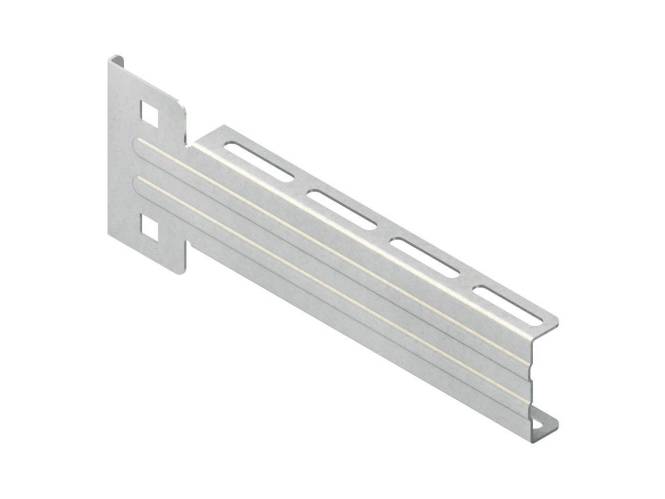 Eine Metallhalterung mit mehreren horizontalen Schlitzen und quadratischen Ausschnitten, die zum Montieren oder Abstützen von Strukturen ausgelegt ist.
