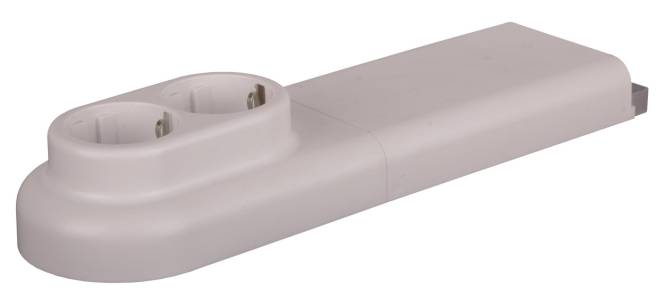 Eine weiße Steckerleiste mit einer einzigen europäischen Steckdose, von der Seite gezeigt.