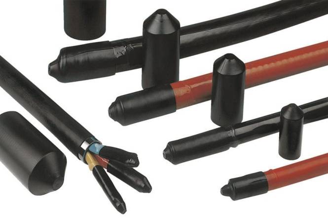 Verschiedene schwarze und farbige Schrumpfschläuche in unterschiedlichen Größen, die zur Isolierung von Elektroverbindungen und zur Bereitstellung von Zugentlastung verwendet werden.