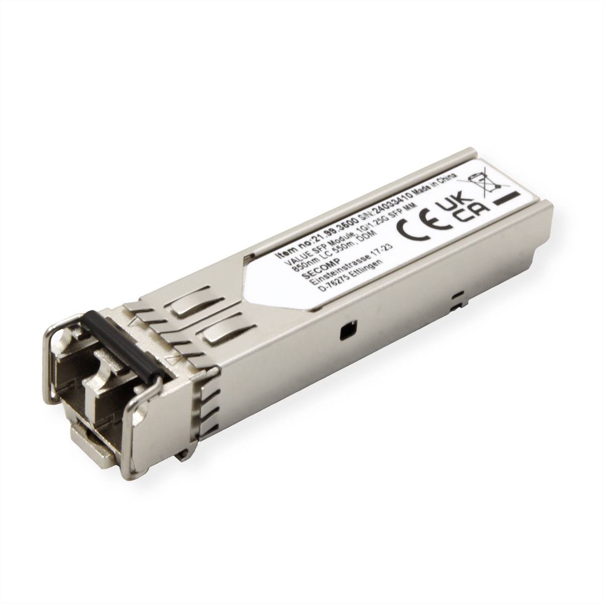 Ein kleiner, rechteckiger SFP-Transceiver mit Metallgehäuse, mit einem Etikett mit technischen Spezifikationen und Zertifizierungen.