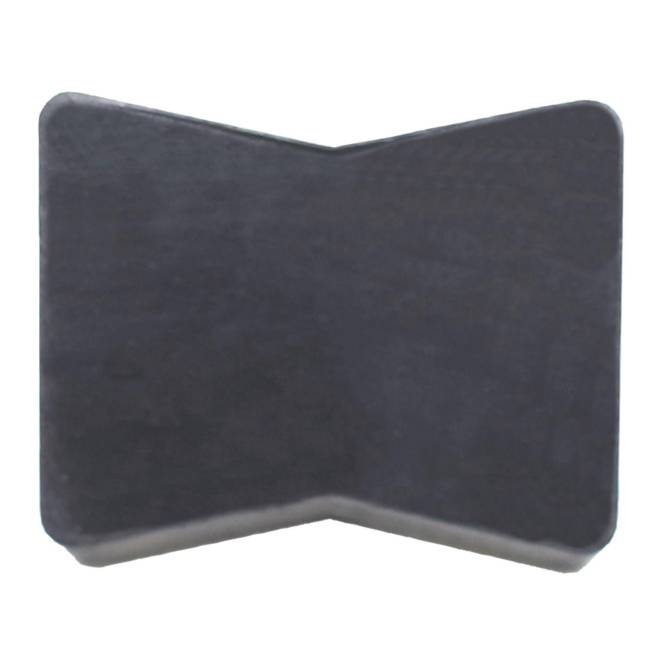 Schwarzer Gummi-Bremsschutz mit dreieckigem, V-förmigem Profil, verwendet um zu verhindern, dass Fahrzeuge sich bewegen.