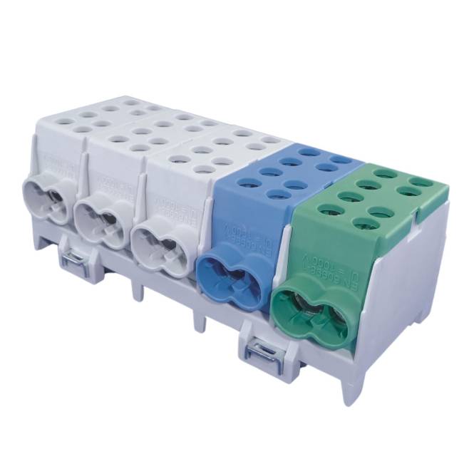 Eine Reihe von Elektroklemmenblöcken mit mehreren Anschlußpunkten, bestehend aus verschiedenen farbigen Abschnitten: weiß, blau und grün.