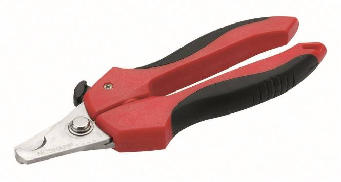 Rot-schwarze Gartenschere mit Metallklinge, entwickelt zum Schneiden kleiner Äste und Stiele bei Gartenarbeiten.