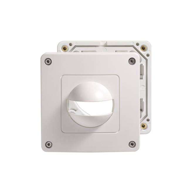 Ein weißer, kunststoffwandmontierter Luftauslass mit kreisförmigem Lüftungsdesign, das zur Belüftung oder Luftzirkulation in Innenräumen verwendet wird.