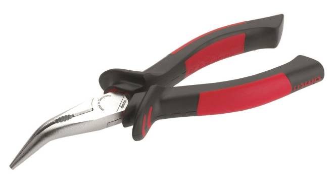 Rote und schwarze Zange mit metallischer Spitze, entworfen zum Greifen und Schneiden von Drähten oder Kabeln, positioniert auf einem einfachen Hintergrund.
