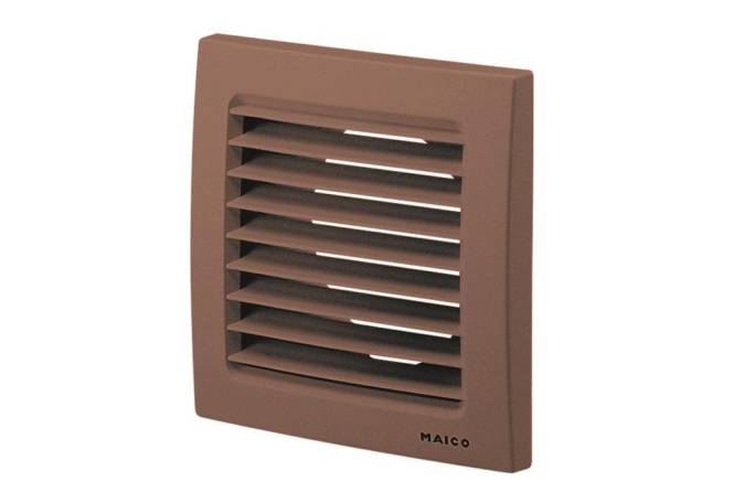 Eine braune Lüftungsabdeckung mit horizontalen Lamellen und 'Maico' im unteren Bereich bedruckt, konstruiert für die Luftzirkulation in Räumen.