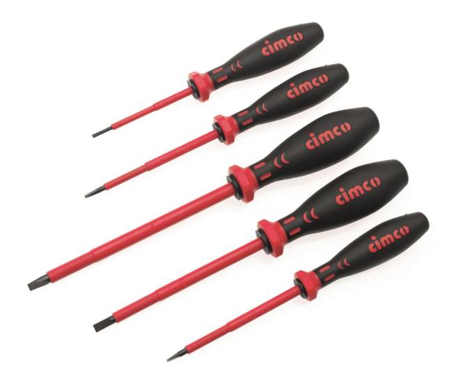 Fünf rot und schwarz isolierte Schraubendreher mit unterschiedlichen Kopftypen sind in einer Reihe angeordnet und für Elektroarbeiten und Sicherheit konzipiert.