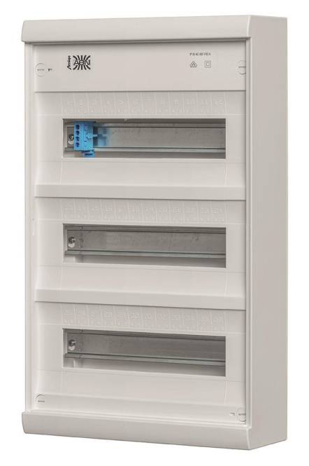 Elektrischer Schaltschrank mit mehreren leeren Steckplätzen für Leistungsschalter, mit einer einzigen blauen Sammelschiene in der obersten Reihe installiert.