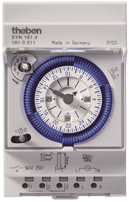 Ein mechanischer Zeitschalter mit einem kreisförmigen Zifferblatt, das 24-Stunden-Zeitmarkierungen zeigt, mit einem silbernen Zeiger, der auf 18 zeigt, bestimmt zur Steuerung von Energieeinstellungen.