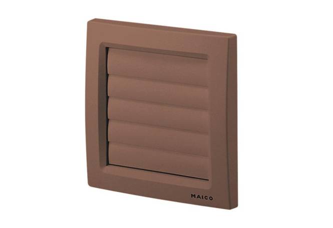Eine quadratische, braune Lamellenlüftungshaube zur Belüftung mit horizontalen Lamellen und dem Markennahmen „MAICO
