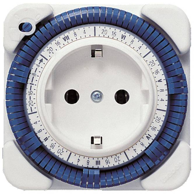 Eine weiße mechanische Timer-Steckdose mit einem runden Zifferblatt und blauen Zeitmarkierungen, die einstellbare Funktionen für automatisierte Stromregelung anzeigt.