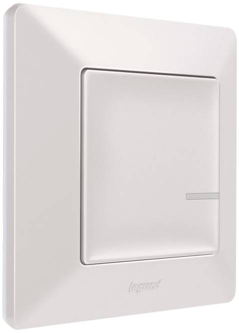 Ein weißer quadratischer Wandlichtschalter mit schlankem, modernem Design ist vor einem hellgrauen Hintergrund angebracht.