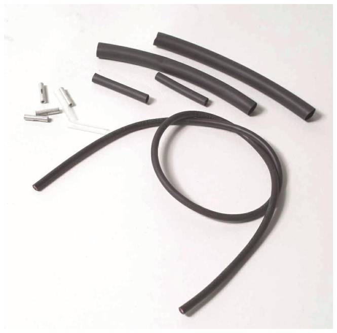 Verschiedene schwarze Gummiröhren und silberfarbene Zylinderkonnektoren auf einer weißen Oberfläche.