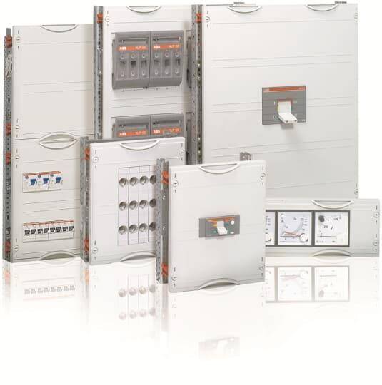 Eine Ausstellung verschiedener elektrischer Schaltschränke in unterschiedlichen Größen, die Schalter, Messgeräte und Anschlüsse auf einer reflektierenden Oberfläche zeigt.