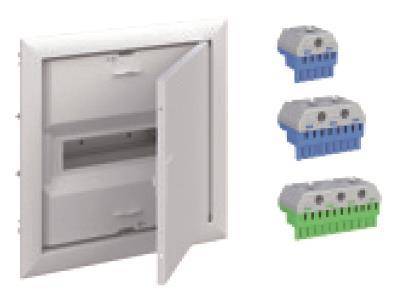 Ein offenes Elektroschaltfeld mit drei Verdrahtungssteckern rechts in Blau, Grau und Grün, die austauschbare Komponenten anzeigen.