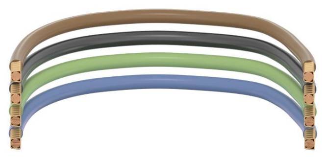 Vier gebogene Rohre in Braun, Schwarz, Grün und Blau sind horizontal übereinander gegen einen weißen Hintergrund gestapelt.