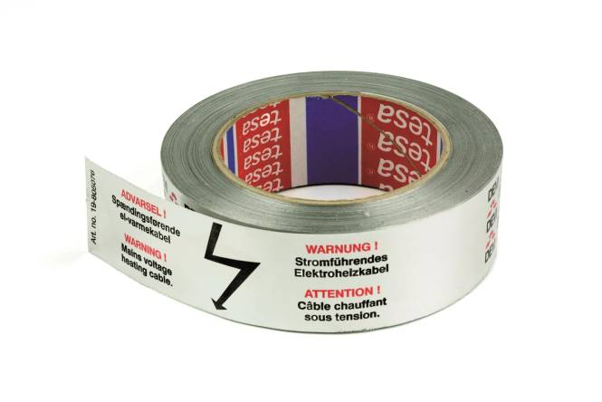 Eine Rolle Warnband mit mehrsprachigem Text, das auf ein aktives Stromkabel hinweist, mit Symbolen und Warnhinweisen in verschiedenen Sprachen.