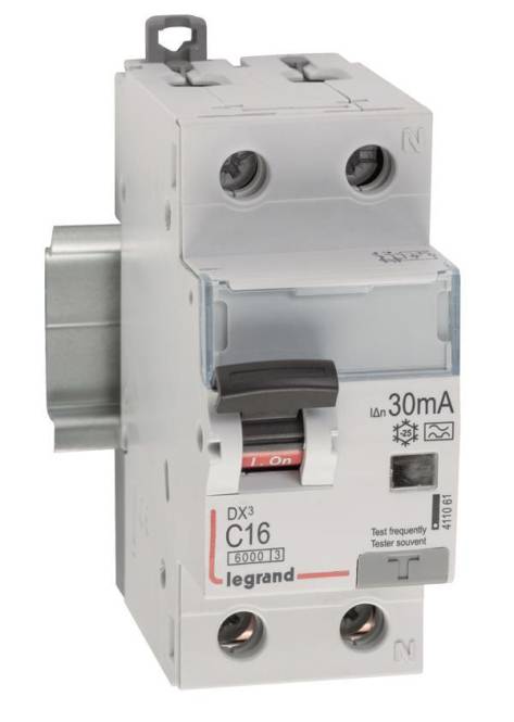 Ein Schutzschalter mit schwarzem Schalter, beschriftet mit „Legrand DX3 C16 6000 3 30mA