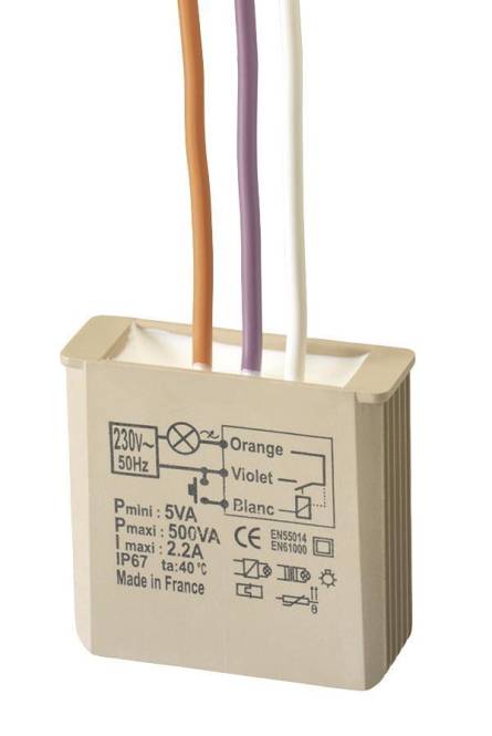 Ein beiger Elektrotransformator mit zwei Anschlüssen und farbigen Drähten, die herausragen: orange, braun, violett und weiß. Diagramme und Spezifikationen sind aufgedruckt.