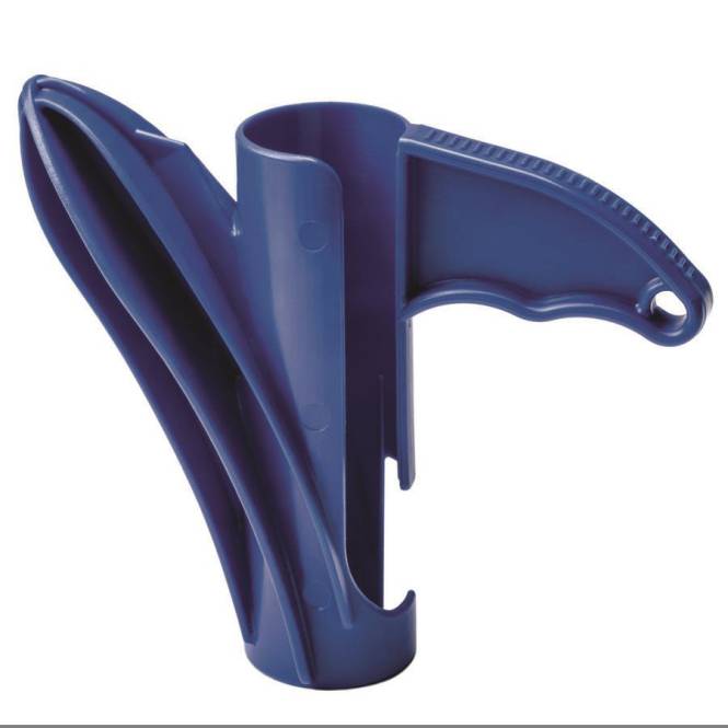 Ein blauer Kunststoff-Bananenschneider mit einem Griff und mehreren Schlitzen zum Erstellen einheitlicher Scheiben.