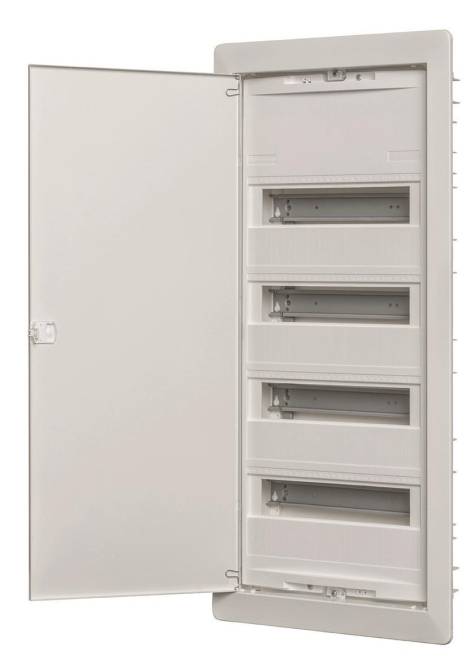 Ein offenes Elektroschaltfeld mit vier leeren Steckplätzen. Die neutrale weiße Abdeckung ist nach links geschwungen und zeigt das schlichte Innere.