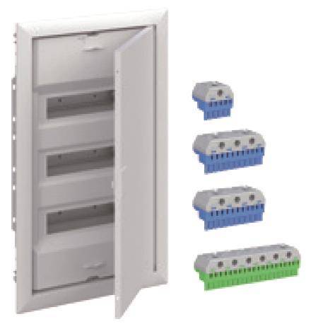 Elektrischer Verteilerkasten mit offener Tür, die mehrere Schaltkreisplätze zeigt. Vier Steckverbinderblöcke werden seitlich angezeigt.