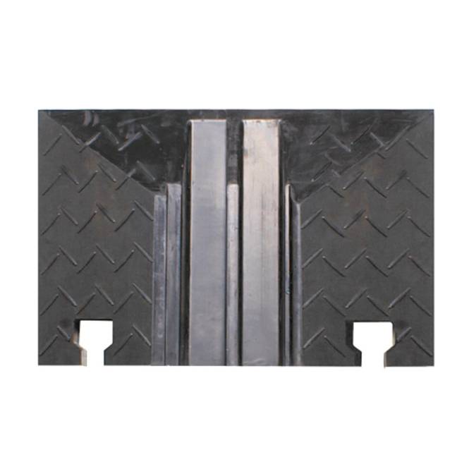 Ein schwarzer Metallsockel mit einem Rautenplattenmuster und zwei rechteckigen Ausschnitten am unteren Ende.