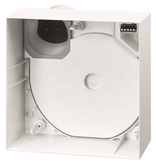 Eine Innenansicht eines quadratischen weißen Kunststoffgehäuses mit Verdrahtungssteckern und einer kreisförmigen Komponente, die zum Gehäusen von elektronischen Teilen vorgesehen ist.