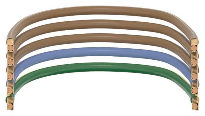 Vier horizontal gestapelte Hula-Hoop-Reifen: braun, braun, blau und grün, die unterschiedliche Farben und Materialien zeigen.