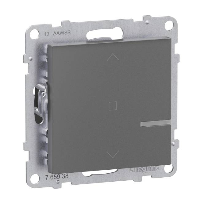 Ein quadratischer elektrischer Schalter mit grauer Blende, auf dem Pfeile nach oben und unten angebracht sind. Der Markenname ist unten rechts sichtbar.