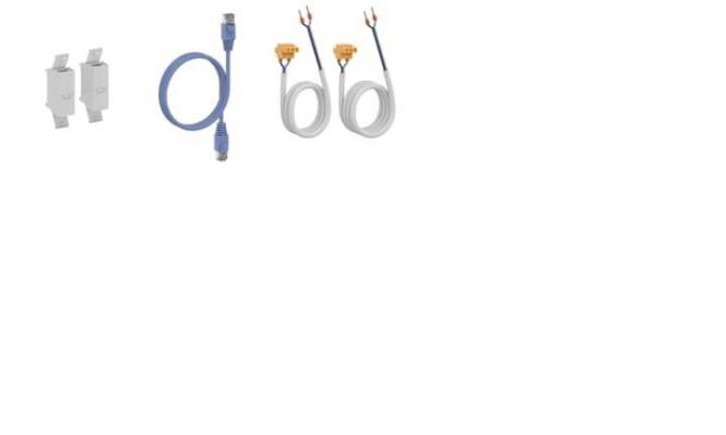 Blaues Ethernet-Kabel und zwei kleine weiße Kabel mit gelben Steckern vor weißem Hintergrund.