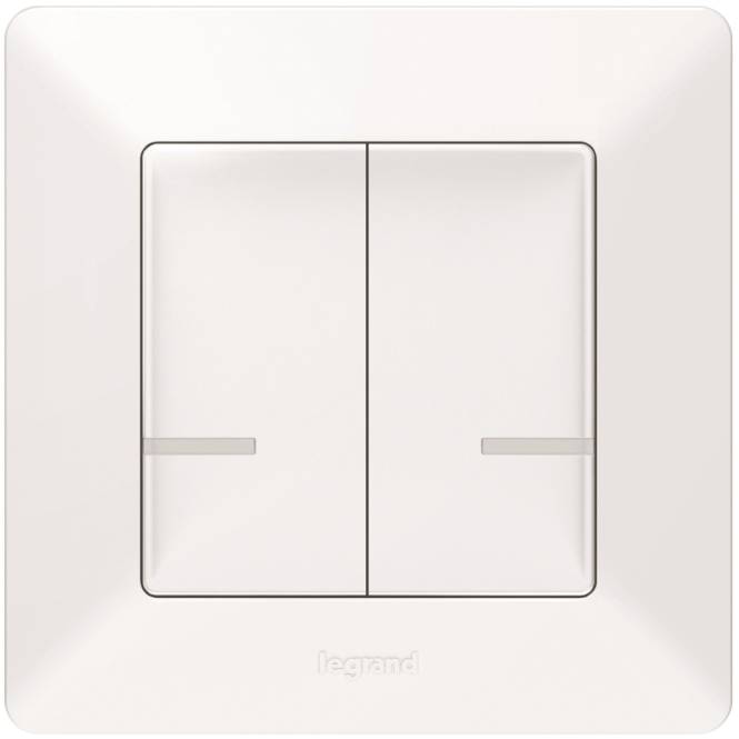 Doppelschalter für Licht an einer weißen Wand, mit der Markenbezeichnung Legrand in der Mitte unten am Schalter.