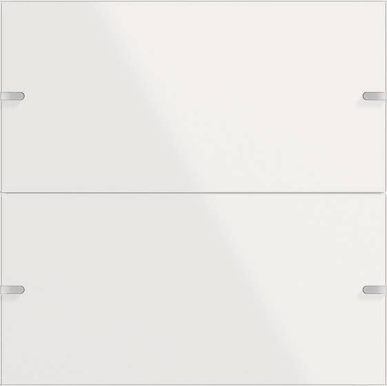 Zwei weiße, rechteckige Schranktüren mit eleganten Metallgriffen, vertikal ausgerichtet.