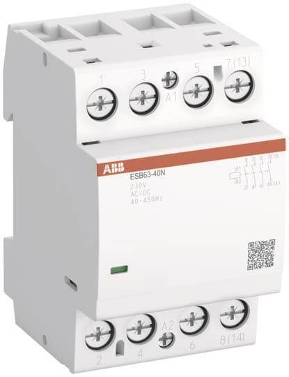 Ein weißer ABB ESB63-40N Schütz mit beschrifteten Schraubklemmen, QR-Code und Diagramm auf der Vorderseite zeigt elektrische Spezifikationen.