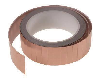Eine Rolle Kupferfolienband mit grauer Klebstoffbeschichtung auf der Rückseite, teilweise abgerollt und zeigt die Klebseite. Wird für die Abschirmung und Reparatur von Schaltkreisen verwendet.