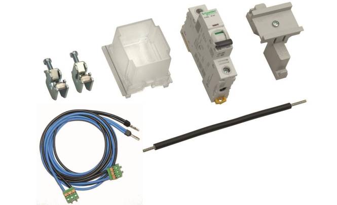 Elektrische Bauteile einschließlich eines Leistungsschalters, Verdrahtung, Steckverbinder und Gehäuse, angeordnet zur Montage oder Reparatur.