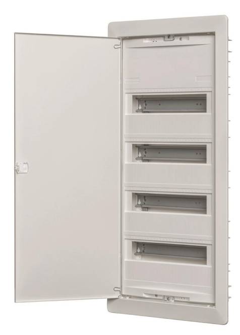 Ein weißes Elektroschaltfeld mit offener Tür zeigt vier leere Metallregale, die zur Aufnahme von Leistungsschaltern ausgelegt sind.