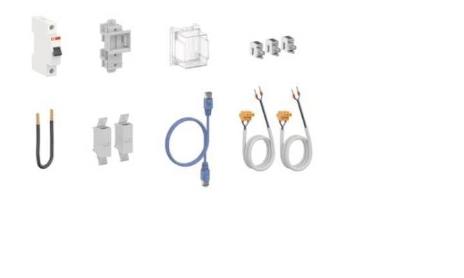 Elektrische Komponenten und Kabel einschließlich Steckverbinder, Schutzschalter, ein blaues Ethernet-Kabel und zwei graue Kabel mit orangefarbigen Enden auf weißem Hintergrund angeordnet.