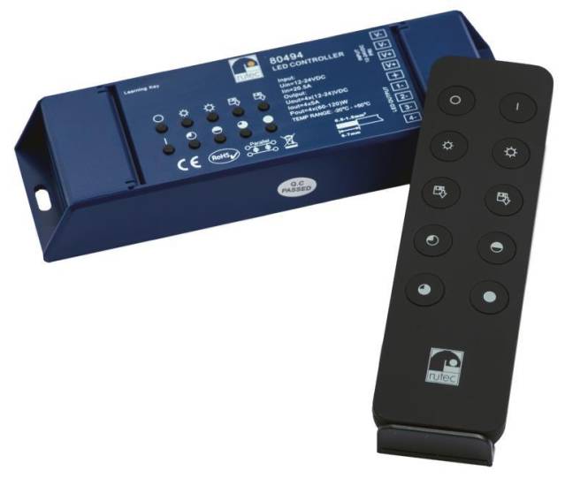 Ein LED-Regler und eine Fernbedienung mit mehreren Tasten, die zur Helligkeitsanpassung der Beleuchtung verwendet werden. Der Regler trägt die Bezeichnung 