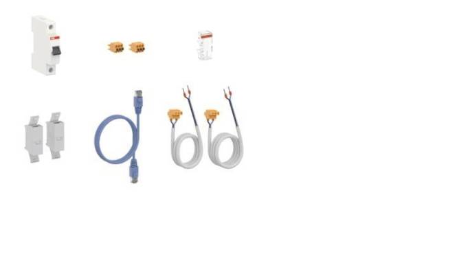 Zwei orange Klemmenblöcke, Vier-Port-Netzwerk-Switch, blaues Ethernet-Kabel, zwei graue Stromkabel mit Steckern und ein weißer Adapter.