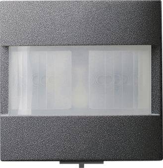 Ein dunkelgrauer Kunststoff-Wandmontage-Bewegungsmelder mit mattiertem Linsenschutz, konzipiert für den Innen- oder Außenbereich.