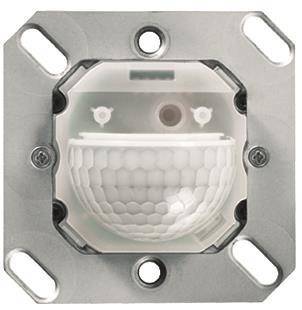 Ein weißer Bewegungsmelder auf einer quadratischen Metallplatte montiert mit vier Ecklöchern zur Installation.