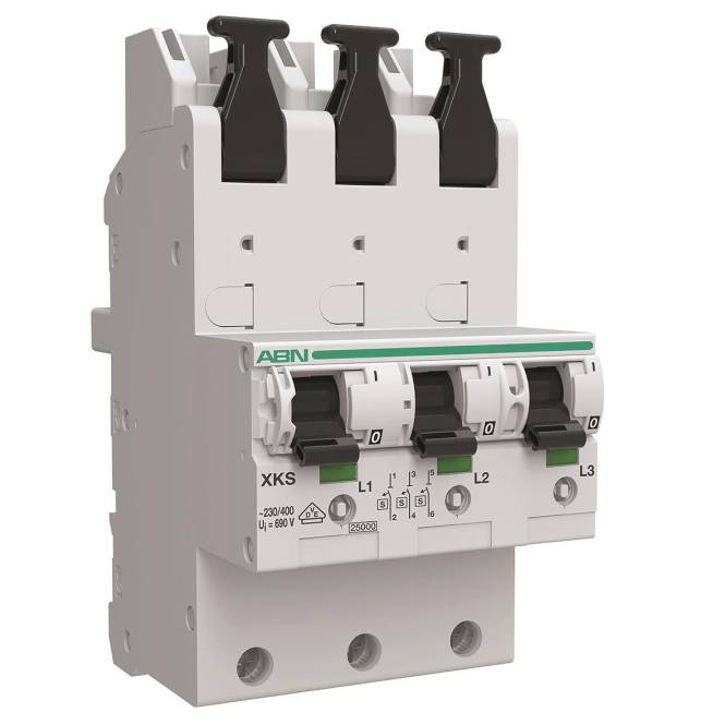 Ein dreipoliger Leistungsschalter mit drei schwarzen Schaltern, die mit L1, L2 und L3 beschriftet sind, wird zur Verwaltung des Stromflusses verwendet.