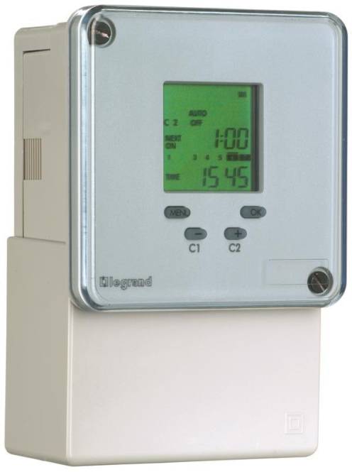 Ein elektronischer Timer mit Bildschirm, der die aktuelle Zeit „15:45