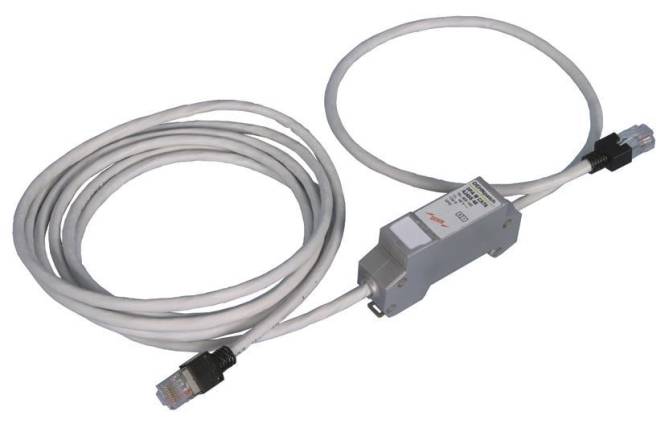 Ein weißes Ethernet-Kabel mit einem schwarzen Stecker an einem Ende ist mit einem rechteckigen Gerät mit der Bezeichnung 