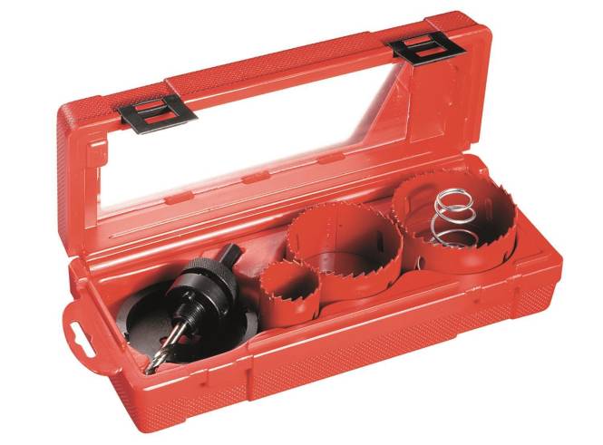 Ein rotes Kunststoffgehäuse mit verschiedenen Kreissägeblättern in unterschiedlichen Größen und einem Bohrer. Es sind auch Metallfedern enthalten.