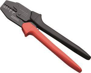 Crimpwerkzeug mit roten und schwarzen Griffen, verwendet zum Verbinden von Steckern mit Kabeln, in einem Winkel auf weißem Hintergrund angezeigt.