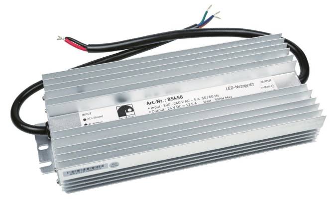 Silbernes LED-Netzteil mit Eingang 100-240V AC, Ausgang 12V DC, mit zwei Kabeln, die in freiliegenden Drähten enden.