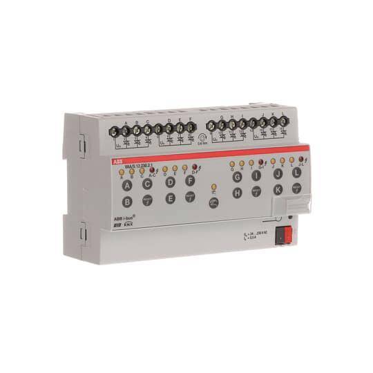 Einheit des elektrischen Schutzschalters mit beschrifteten Anschlüssen und Schaltern, die zur Steuerung elektrischer Schaltkreise im Stromsystem eines Gebäudes verwendet wird.